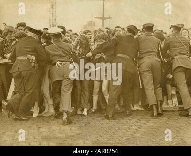 La police militaire américaine protégeant Elvis Presley, chanteuse américaine conscrite, des fans de Bremerhaven, Allemagne 1959 Banque D'Images