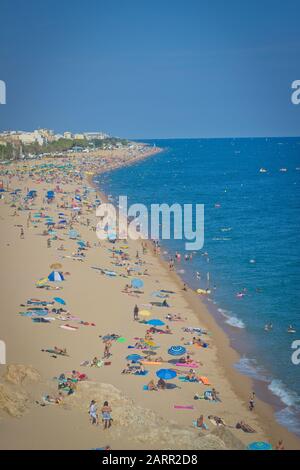Ligne de plage de la côte avec des touristes en vacances lors d'une chaude journée d'été en Espagne Banque D'Images