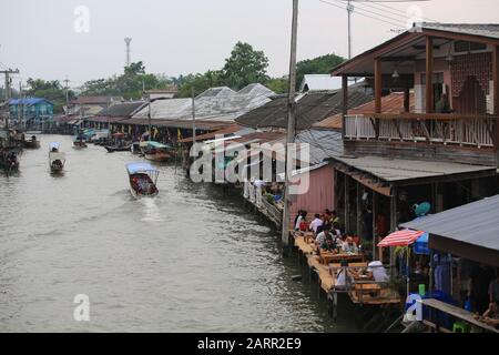 Bangkok/Thaïlande, 29 décembre 2019 - les thaïlandais vendent la nourriture aux touristes sur le marché flottant d'Amphawa. L'industrie du tourisme est la principale économie Banque D'Images