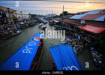 Bangkok /Thaïlande, 29 décembre 2019 - les thaïlandais vendent la nourriture aux touristes sur le marché flottant d'Amphawa. L'industrie du tourisme est la principale économie que j'ai Banque D'Images