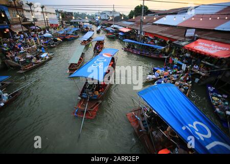 Bangkok /Thaïlande, 29 décembre 2019 - les thaïlandais vendent la nourriture aux touristes sur le marché flottant d'Amphawa. L'industrie du tourisme est la principale économie que j'ai Banque D'Images