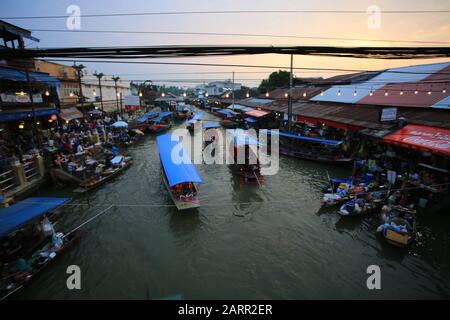 Bangkok /Thaïlande, 29 décembre 2019 - les thaïlandais vendent la nourriture aux touristes sur le marché flottant d'Amphawa. L'industrie du tourisme est la principale économie que j'ai Banque D'Images