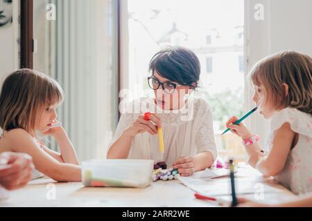 Mère de deux enfants école intérieure - enseignement, mentorat, concept d'éducation Banque D'Images