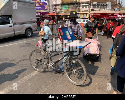 Chiang Mai /Thaïlande, 29 décembre 2019 - vente locale du billet de loterie dans la région de la ville de chine à Bangkok. Les immigrants chinois ont la longue histoire de T Banque D'Images