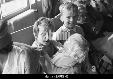 Réfugiés Du Congo À L'Aéroport De Schiphol (Enfants) Date : 12 Juillet 1960 Lieu : Noord-Holland, Schiphol Mots Clés : Enfants, Réfugiés Banque D'Images