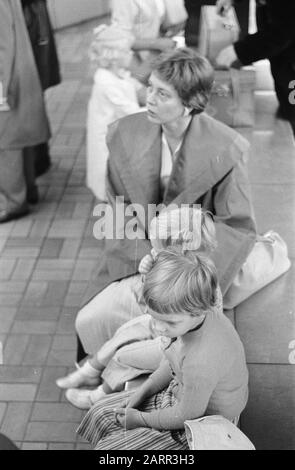 Réfugiés Du Congo À L'Aéroport De Schiphol (Enfants) Date : 12 Juillet 1960 Lieu : Noord-Holland, Schiphol Mots Clés : Enfants, Réfugiés Banque D'Images