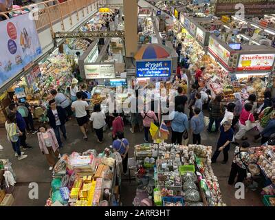 Chiang mai/Thaïlande, 25 décembre 2019 - le marché de la stalle service aux touristes sur le marché de Warorot. Le tourisme est le principal facteur de croissance économique en Thaïlande Banque D'Images