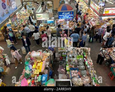 Chiang mai/Thaïlande, 25 décembre 2019 - le marché de la stalle service aux touristes sur le marché de Warorot. Le tourisme est le principal facteur de croissance économique en Thaïlande Banque D'Images