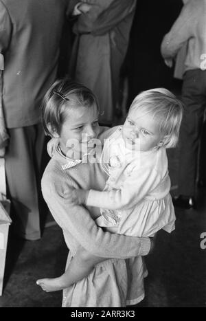 Réfugiés Du Congo À L'Aéroport De Schiphol (Enfants) Date : 12 Juillet 1960 Lieu : Noord-Holland, Schiphol Mots Clés : Enfants, Réfugiés Banque D'Images