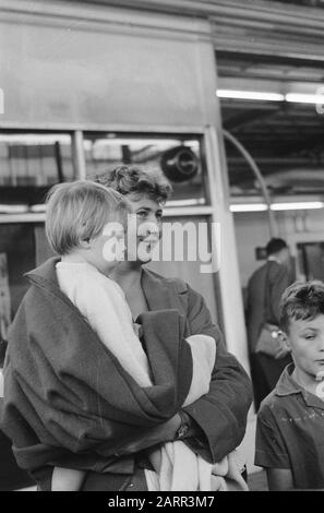 Réfugiés Du Congo À L'Aéroport De Schiphol (Enfants) Date : 12 Juillet 1960 Lieu : Noord-Holland, Schiphol Mots Clés : Enfants, Réfugiés Banque D'Images