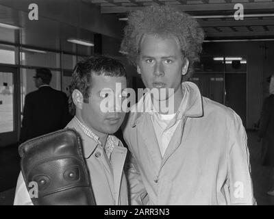 'Simon & Garfunkel arrivent à l'aéroport de Schiphol, aux Pays-Bas en 1966.; ' Banque D'Images