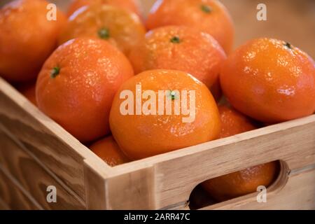 Mandarines dans une caisse en bois. Banque D'Images