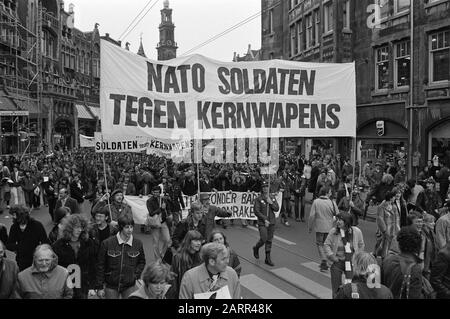 ' protestation néerlandaise contre les missiles de croisière américains, Amsterdam, 21 novembre 1981. (Pas de nuances). Lectures du texte: Soldats de l'OTAN contre les missiles nucléaires. Env. 350 000 démonstratorsNederlands: Nederlands protestation tegen Amerikaanse kernwapens, Amsterdam, 21 novembre 1981. Tekst op spandoek: OTAN soldaten tegen kernwapens. Ca. 550.000 démontanten.; ' Banque D'Images