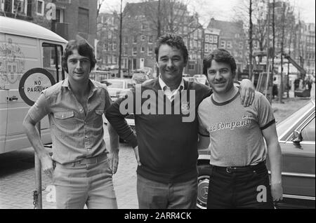 'Italiano: Amsterdam, 22 aprile 1980. Parte della escadra del Nottingham Forest FC — da sinistra: L'attacante Trevor Francis, l'allenatore Brian Clough e l'Vigala sinistra John Robertson — alla della semifinale di ritorno della Coppa dei Campioni 1979-80 contro l'AFC Ajax. Banque D'Images