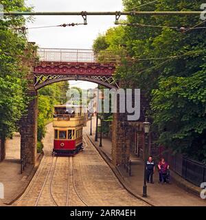 Équitation à l'étranger un tramway électrique à ouverture supérieure à Crich Tramway Village Banque D'Images