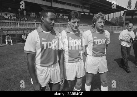 'English : Conférence de presse de l'Ajax. Présentation des nouveaux joueurs du club. De gauche à droite fr:Hennie Meijer, fr:Frank Stapleton et fr:Jan Sørensen. Photographie par Bart Molendijk / Annefo.Nederlands: Collectie / Archief : Fotocollectie Annefo Retaage / Serie : [ onbekend ] Beschrijving : Persdag Ajax; v.n.n.de nieuwe spelers Henny Meijer , Frank Stapleton en Jan Sorensen : 13 Persojnwobuli : Frank Stapleton, Henny Meijer, Jan Sorensen Fotograaf : Molendijk, Bart / Anefo Auteursrechthebbende : Nationaal Archief Materiaalsoort : Banque D'Images