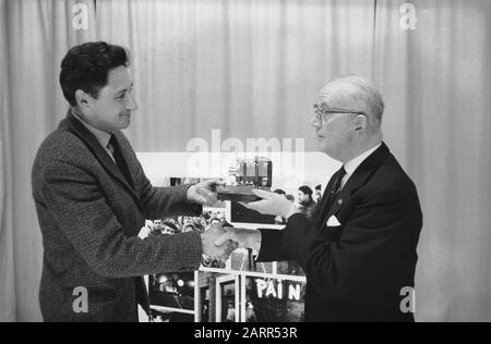 Prix de la caméra argent par le maire Van Kolfschoten à D. Kruger Date : 21 janvier 1961 mots clés : MAYORESTERS, CAMERS, Prix Nom personnel : D. Kruger, Kolfschoten, Hans van Banque D'Images