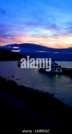 Départ du bateau sur la marée du soir à Funchal Madeira Portugal. Les grands bateaux s'amarguent également ici, tout comme les bateaux de pêche et les bateaux de plaisance plus petits Banque D'Images