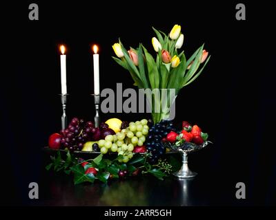 Séries florales, Fruitières, fromages et vins illustrant l'élégance et la décadence de la nourriture, du vin et les riches couleurs de l'abondance des natures. Banque D'Images