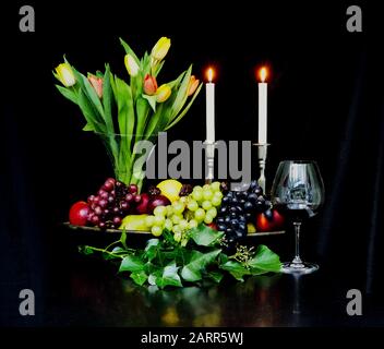 Séries florales, Fruitières, fromages et vins illustrant l'élégance et la décadence de la nourriture, du vin et les riches couleurs de l'abondance des natures. Banque D'Images