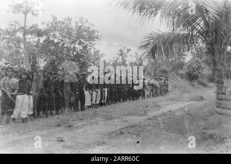 Lahat, Martapurera, Pajakaboeng; signature du texte du dossier à Lahat ] [les troupes républicaines (Laskar) sont préparées le long d'une route nationale] Date: 27 janvier 1948 lieu: Indonésie, Antilles néerlandaises de l'est Banque D'Images