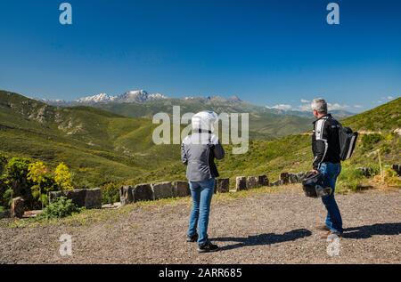 Pics éloignés dans la région de Balagne, vue du point de vue Bocca di Vezzu, Désert des Agriates, Haute-Corse, Corse, France Banque D'Images