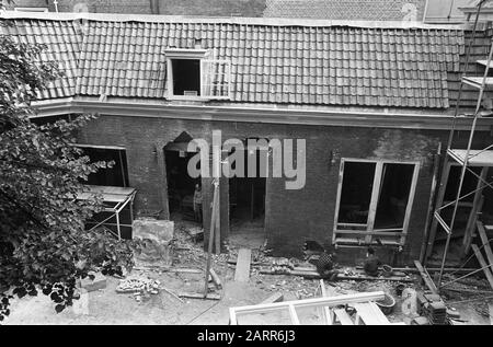 Restauration de l'ancien Burgerweeshuis entre la Kalverstraat et la NZ Voorburgwal à Amsterdam restaurations, orphelinats Date: 2 juillet 1969 lieu: Amsterdam, Noord-Holland mots clés: Restaurations, orphelinats Nom de l'institution: Burgerorphanage Banque D'Images