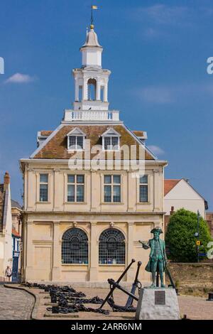 Statue du capitaine George Vancouver RN en face de King's Lynn Custom House. Banque D'Images