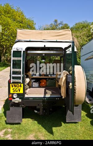 La Land Rover Defender a été mise en valeur pour le camping. Banque D'Images