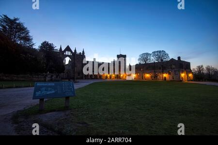 Lever du soleil à l'abbaye de Newstead dans le comté de Notinghamshire, Angleterre Banque D'Images