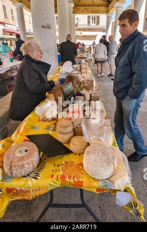 Stand au Market Hall À La Place Paoli en Ile-Rousse, région de Balagne, Haute-Corse, Corse, France Banque D'Images