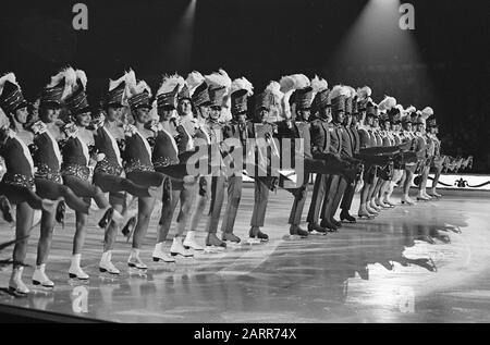 Vacances sur glace dans les nouvelles revues RAI à Amsterdam, danse sur glace, patinage artistique Date: 27 octobre 1966 lieu: Amsterdam, Noord-Holland mots clés: Danse sur glace, patinage artistique, revues Nom de l'institution: RAI Banque D'Images