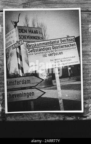 Enregistrements de photographies liées à la deuxième Guerre mondiale aux Pays-Bas signes directionnels à proximité de la Haye et un comité d'interdiction de l'Ortskommandatur Den Haag Date : le 18 février 1974 mots clés : noms de lieux Banque D'Images