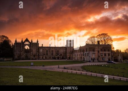 Lever du soleil à l'abbaye de Newstead dans le comté de Notinghamshire, Angleterre Banque D'Images