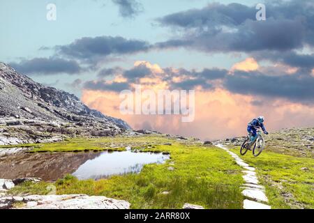 trekking dans les montagnes avec mtb Banque D'Images