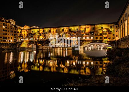 Ponte Vecchio, Florence, Toscane, Italie. Festival Lumière De Firenze. Mona Lisa de Léonard de Vinci avec les lumières projetées sur le Ponte Vecchio. Banque D'Images