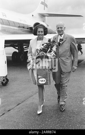 Rina Lodders (Mlle Holland Benelux) au départ de l'aéroport de Schiphol. À côté de son directeur Pim van Leeuwen Date: 7 août 1962 lieu: Noord-Holland, Schiphol mots clés: Miss, laisser Nom personnel: Lions, Pim van, Lodders, Rina Banque D'Images