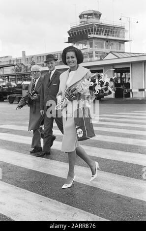 Rina Lodders (Mlle Holland Benelux) au départ de Schiphol Date: 7 août 1962 lieu: Noord-Holland, Schiphol mots clés: Miss, laisser Nom personnel: Lodders, Rina Banque D'Images