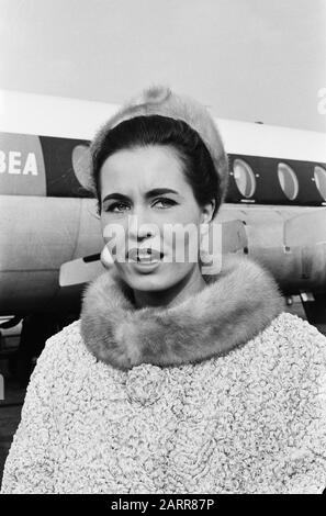 Miss Universe 1963 Rina Lodders de Schiphol à Londres pour remettre sa couronne. Rina Lodders Date : 2 Novembre 1963 Lieu : Noord-Holland, Schiphol Banque D'Images