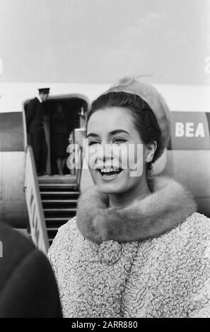 Rina Lodders de Schiphol à Londres pour remettre sa couronne. Rina Lodders Date : 2 Novembre 1963 Lieu : Noord-Holland, Schiphol Banque D'Images