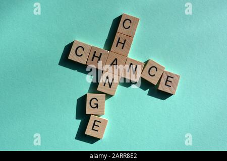 Chance et changement, trois lettres en bois en forme de mot croisé sur un fond bleu. C et G interchangeables, concept de motivation Banque D'Images