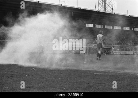 AJAX contre Roda JC 3-2 Roda-gardien de but sommets (à droite) sur le terrain Date: 22 novembre 1981 lieu: Amsterdam, Noord-Holland mots clés: Sport, football Nom personnel: Sommets, Jos Nom de l'institution: Roda JC Banque D'Images