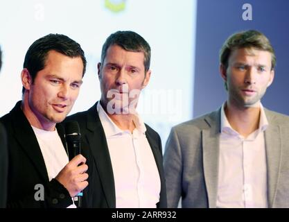 Düsseldorf, Allemagne. 29 janvier 2020. Marcel Schäfer, directeur sportif du club de football de Bundesliga VFL Wolfsburg, Robert Schneider, directeur général Avantgarde et Simon Rolfes, directeur sportif du club de football de Bundesliga Bayer 04 Leverkusen (de gauche) répondent aux questions du public du SpoBis Congress. Crédit: Roland Weihrauch/Dpa/Alay Live News Banque D'Images