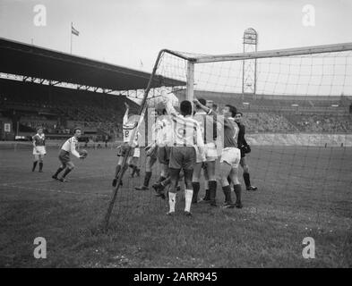 Football Blue-White contre Fortuna '54 (1-0). Arbitre Schipper se convainc de l'objectif, Mul (Blue-White) cheer Annotation: But Van der Berg. L'objectif n'a pas été attribué au début, mais a été approuvé plus tard lorsqu'il semblait qu'il y avait une fissure dans le filet. Dans le dos Edwin Sparendam (numéro 9) Date : 26 octobre 1958 lieu : Amsterdam mots clés : football Nom de l'institution : bleu-blanc Banque D'Images