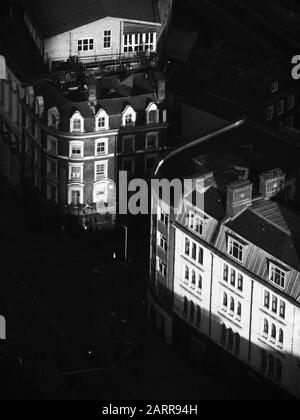 Photo en noir et blanc de la lumière du soleil qui frappe certains vieux bâtiments le matin, comme l'a vu le gratte-ciel de Shard Banque D'Images