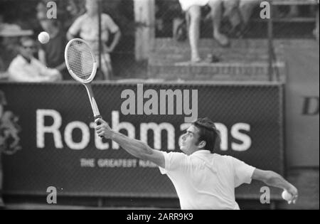 Open Dutch tennis Championships 1969 à Hilversum Roger Taylor (Angleterre) en action Date: 2 août 1969 lieu: Hilversum, Noord-Holland mots clés: Sport, tennis, compétitions Nom personnel: Taylor, Roger Banque D'Images