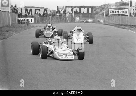 Course de Formule III sur le circuit de Zandvoort Roger Williamsen, Mike Walker et Tom Pryce dans leurs voitures Date: 30 avril 1972 lieu: Noord-Holland, Zandvoort mots clés: Courses automobiles, course automobile nom De Personne: Pryce, Tom, Walker, Mike, Williamson, Roger Banque D'Images