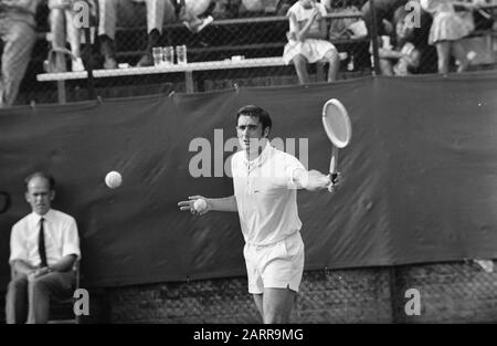 Open Dutch Tennis Championships 1969 À Hilversum Roger Taylor En Action Contre Tom Okker Date: 2 Août 1969 Lieu: Hilversum, Noord-Holland Mots Clés: Sport, Tennis Nom Du Personnage: Taylor, Roger Banque D'Images