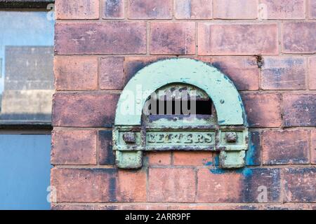 Petite boîte aux lettres dans le mur de l'ancienne usine de New Bartholomew Street, Digbeth, Birmingham, Royaume-Uni Banque D'Images