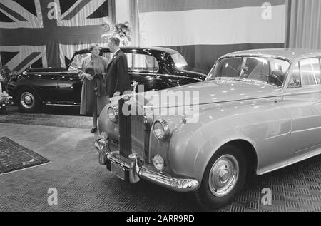 Exposition Rolls-Royce dans le bâtiment RAI. Silver Cloud II (prix : 65 000 guilders) Date : 11 décembre 1961 lieu : Amsterdam, Noord-Holland mots clés : voitures, expositions Nom de l'établissement : Rolls Royce Banque D'Images